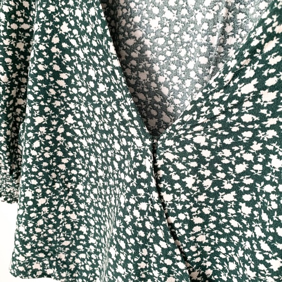 ✨2 for 15$✨American Eagle Crop Top In Green and White Floral - Picture 7 of 12